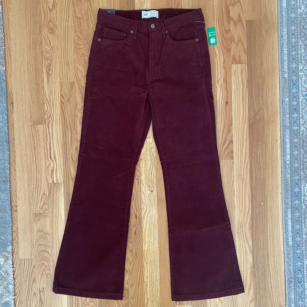 NWT Gap 70’s flare maroon corduroys in size 28/6